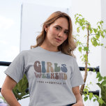 Bachelorette Party Meisjes Weekend 70s Retro T-shirt<br><div class="desc">Omarm de geest van de ultieme meisjes reis met onze Custom Retro Typography Bachelorette Weekend T-Shirt! Deze chique en stijlvolle top dient als de perfecte herinnering aan een onvergetelijk uitje met je favoriete dames. De voorkant van het shirt toont een fascinerende geïnspireerde "Girls Weekend" typografie die perfect het plezier en...</div>