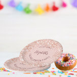 Bachelorette party roos gouden confetti naam papieren bordje<br><div class="desc">Een rozen gouden achtergrond met een sierlijke rozen gouden confetti. De tekst: De naam is geschreven in donker roos goud met een groot modern handgeschreven stijlschrift. Personaliseer en voeg een datum,  naam toe.</div>