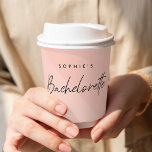 Bachelorette Peach Roze | Minimalistisch modern de Papieren Bekers<br><div class="desc">Dit stijlvolle aangepaste Bachelorette-ontwerp biedt een handgeschreven scripttypografie en pastelpinkroze diagonale achtergrond met dubbele toondiagonaal. U kunt de naam,  de datum en de hashtag van de bruid-to-be eenvoudig personaliseren of uw aangepaste bericht toevoegen! Het perfecte moderne minimalistische accessoire voor een vrijgezellenfeest of een vrijgezellenweekend!</div>