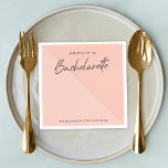 Bachelorette Peach Roze | Minimalistisch modern de Servet<br><div class="desc">Dit stijlvolle aangepaste Bachelorette-ontwerp biedt een handgeschreven scripttypografie en pastelpinkroze diagonale achtergrond met dubbele toondiagonaal. U kunt de naam,  de datum en de hashtag van de bruid-to-be eenvoudig personaliseren of uw aangepaste bericht toevoegen! Het perfecte moderne minimalistische accessoire voor een vrijgezellenfeest of een vrijgezellenweekend!</div>