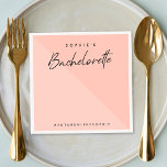 Bachelorette Peach Roze | Minimalistisch modern de Servet<br><div class="desc">Dit stijlvolle aangepaste Bachelorette-ontwerp biedt een handgeschreven scripttypografie en pastelpinkroze diagonale achtergrond met dubbele toondiagonaal. U kunt de naam,  de datum en de hashtag van de bruid-to-be eenvoudig personaliseren of uw aangepaste bericht toevoegen! Het perfecte moderne minimalistische accessoire voor een vrijgezellenfeest of een vrijgezellenweekend!</div>