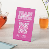 Bachelorette QR Code Koop Drink Team Bruid Roze Reclamebord Met Voetstuk (Insitu)