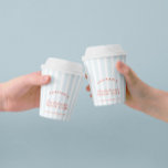 Bachelorette Retro Rood & Blauwe Strepen Papieren Bekers<br><div class="desc">Voeg een vleugje nostalgie toe aan uw vrijgezellenbijeenkomst met deze Bachelorette Retro Red & Blue Stripes Paper Cups. Deze bekers mengen moeiteloos een charme met een moderne twist. Ontworpen voor zowel esthetiek als gemak, zijn deze kopjes perfect voor het toevoegen van een speels element aan uw vrijgezellenfeest. Geniet van een...</div>