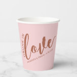 Bachelorette Vrijgezellenfeest Drink in Love Pink Papieren Bekers<br><div class="desc">Het roos Gold Pink Calligrafiemschrift "drink in liefde" citeert papierbekertjes voor een vrijgezellenfeest, verlovingsfeest of een bachelorette met de naam en trouwdatum van de bruid en de bruidegom in eenvoudig en vet terracotta koper. De aanpasbare bewerkbare tekst kan ook worden gebruikt voor een cadeautje voor vriendjes en vriendinnen ter gelegenheid...</div>