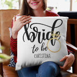 Bachelorette Vrijgezellenfeest Kussen<br><div class="desc">Met deze Bride om geschenk te worden,  mag je het trouwste verloving van je vriend,  zus of dochter herdenken. Dit is aangewezen voor een verloving,  een vrijgezellenfeest,  of een bacheloretpartij. Voeg haar naam toe om een gepersonaliseerd gepersonaliseerd gedenkteken cadeau te maken.</div>