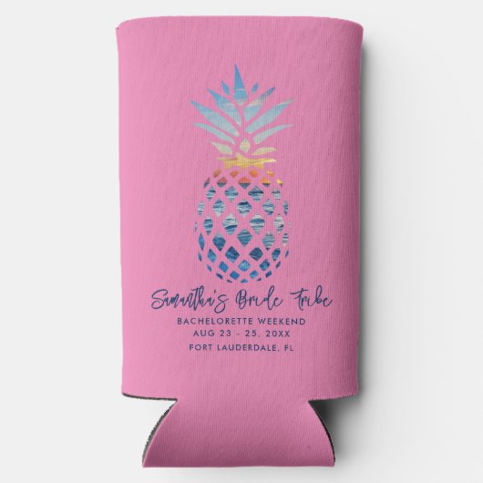 Bachelorette Weekend Feest Roze Ananas Script Seltzer Blikjeskoeler (Achterkant)