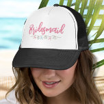 Bachelorette Weekend Strand Roze Bruidsmeisje Trucker Pet<br><div class="desc">Bachelorette Weekend Roze Strand Shell Bruidsmeisje Trucker Hoed. Een coole waterverf kust-, nautische of strand thema met tinten van roze en blauwgroen, het zetten van de sfeer voor een strand ontsnapping met de bruid en haar besties. Van uitstapjes naar Florida, The Hamptons, Californië, of zelfs iets meer internationaal zoals Mexico,...</div>