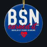 Bachelors of Science in Nursing BSN RN verdien het Keramisch Ornament<br><div class="desc">Bachelors of Science in Nursing BSN RN verwierf het verpleeggeld. Perfect gift voor je vader,  moeder,  papa,  mannen,  vrouwen,  vriend en familieleden op de dag van de Thanksgiving,  kerstdag,  Moederdag,  vaderdag,  4 juli,  1776 Onafhankelijke dag,  Veteranendag,  Halloween Dag,  Patrick's Day</div>