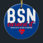 Bachelors of Science in Nursing BSN RN verdien het Keramisch Ornament<br><div class="desc">Bachelors of Science in Nursing BSN RN verwierf het verpleeggeld. Perfect gift voor je vader,  moeder,  papa,  mannen,  vrouwen,  vriend en familieleden op de dag van de Thanksgiving,  kerstdag,  Moederdag,  vaderdag,  4 juli,  1776 Onafhankelijke dag,  Veteranendag,  Halloween Dag,  Patrick's Day</div>