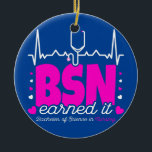 Bachelors of Science in Nursing Verdiende it BSN R Keramisch Ornament<br><div class="desc">Bachelors of science in Nursing verdienden het BSN RN Nurse Gift. Perfect gift voor je vader,  moeder,  papa,  mannen,  vrouwen,  vriend en familieleden op de dag van de Thanksgiving,  kerstdag,  Moederdag,  vaderdag,  4 juli,  1776 Onafhankelijke dag,  Veteranendag,  Halloween Dag,  Patrick's Day</div>