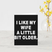 (back) I Like My Wife A Little Bit Older Funny Wif Kaart (Gele Bloem)