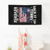 Back-up Terry zet hem in omgekeerde Fireworks Funn Spandoek (Insitu)