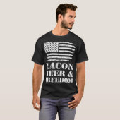 Bacon Beer & Freedom BBQ Grilling USA Flag Funny T-shirt (Voorkant volledig)