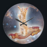 Bacon Surfing Cat Clock Grote Klok<br><div class="desc">GEWELDIGE KLOK met een GEWELDIGE KAT op één of andere GEWELDIGE BACON in GEWELDIGE RUIMTE... . GEWELDIGE!</div>