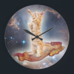 Bacon Surfing Cat Clock Grote Klok<br><div class="desc">GEWELDIGE KLOK met een GEWELDIGE KAT op één of andere GEWELDIGE BACON in GEWELDIGE RUIMTE... . GEWELDIGE!</div>