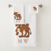 Bactrian Camel Design Monogrammed Bad Handdoek (Insitu)