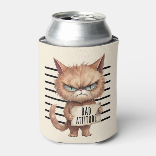 Bad Attitude Cat Mugshot – Grappig katachtig ontwe Blikjeskoeler (Blikje Voorkant)