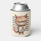 Bad Attitude Cat Mugshot – Grappig katachtig ontwe Blikjeskoeler (Blikje Achterkant)