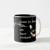 Badass Cats - "Donkere kant heeft koekjes" Tweekleurige Koffiemok (Voorkant rechts)