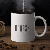 BADASS Stylish Modern Typography Trendy Fun Quote Tweekleurige Koffiemok