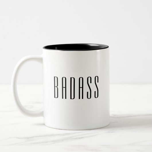 BADASS Stylish Modern Typography Trendy Fun Quote Tweekleurige Koffiemok (Links)