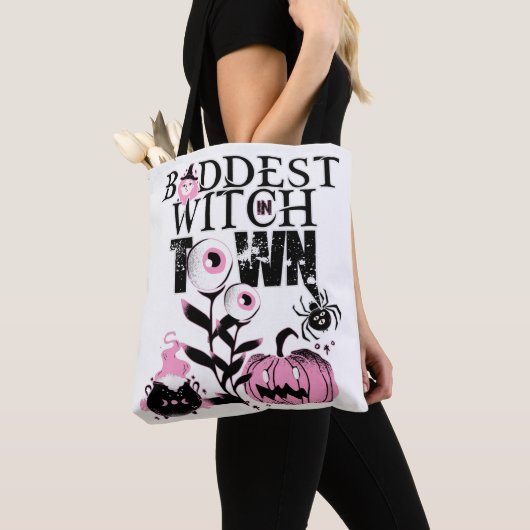 Baddest Witch in Town Halloween roze en eng Tote Bag (Dichtbij)