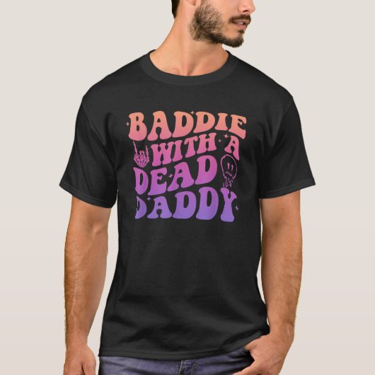 Baddie met een Dead Daddy-ontwerp T-shirt (Voorkant)