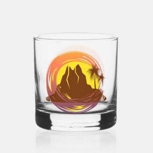 Badge met tropische vulkaan landschap en palmbomen whisky glas