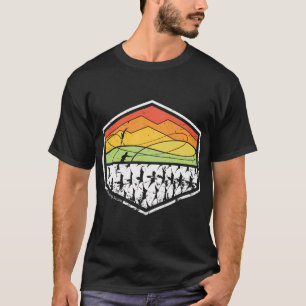 Badge of Honor door Chasing Scale T-shirt