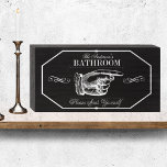 badkamer van het Chalkboard Zitten jullie zelf Houten Kist Print<br><div class="desc">Of u nu een vleugje humor wilt toevoegen aan uw eigen badkamer of uw gasten wilt laten glimlachen, dit gepersonaliseerde houten bord in zwart-witte krijtbordstijl met zijn wijzende vinger en speelse boodschap zal de truc doen. Het is een ideale keuze voor degenen die een beetje humor waarderen en genieten van...</div>