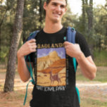Badlands Nationaal Park South Dakota T-shirt<br><div class="desc">Badlands vectorkunstwerk ontwerp. De dramatische landschappen van het park bestrijken gelaagde rotsformaties,  steile kanonnen en torenhoge spinnen. Bison,  bighorn-schaap en prairiehonden bewonen hun besproeiende graslanden.</div>