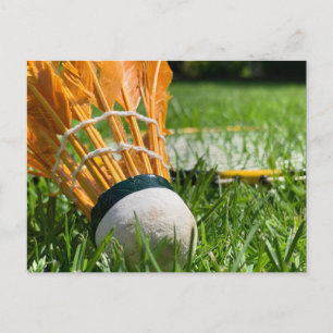 Badmintonracket op groen gras op een zonnige dag briefkaart