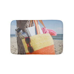 Bag die op boomstam hangt bij zandstrand badmat