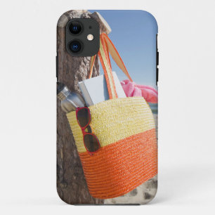 Bag die op boomstam hangt bij zandstrand Case-Mate iPhone case