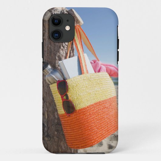 Bag die op boomstam hangt bij zandstrand Case-Mate iPhone case (Achterkant)