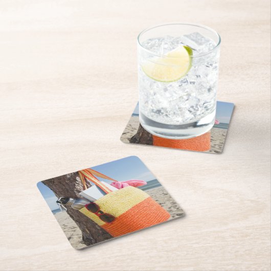 Bag die op boomstam hangt bij zandstrand kartonnen onderzetters (Insitu)