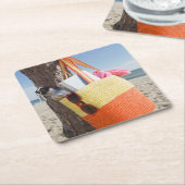 Bag die op boomstam hangt bij zandstrand kartonnen onderzetters (Schuin)