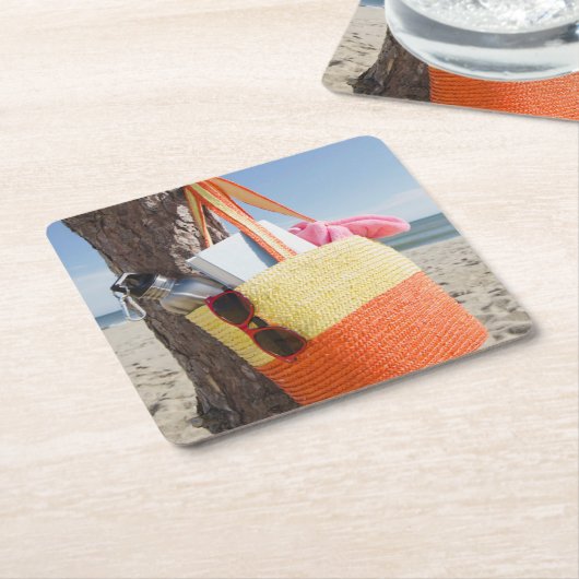 Bag die op boomstam hangt bij zandstrand kartonnen onderzetters (Schuin)