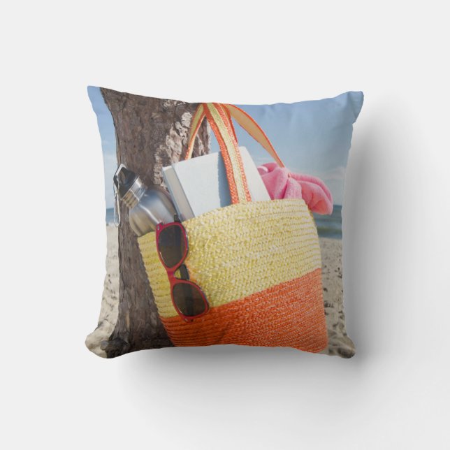 Bag die op boomstam hangt bij zandstrand kussen (Voorkant)