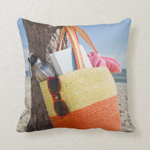 Bag die op boomstam hangt bij zandstrand kussen