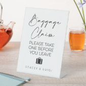 Bagage Claim Minimalistische Bruiloft Reclamebord Met Voetstuk (Insitu)