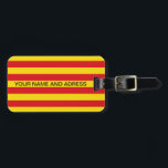 Bagagelabel met de vlag van Catalonië<br><div class="desc">Show uw Catalaanse trots waar u ook reist met dit gedurfde en patriottische bagagelabel met de Catalaanse vlag! Ontworpen met de levendige rode en gele strepen van de iconische Senyera, onderscheidt dit bagagelabel zich onmiddellijk op bagagecarrousels en maakt het identificeren van uw bezittingen snel en gemakkelijk. Of u nu reist...</div>