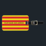 Bagagelabel met de vlag van Catalonië<br><div class="desc">Show uw Catalaanse trots waar u ook reist met dit gedurfde en patriottische bagagelabel met de Catalaanse vlag! Ontworpen met de levendige rode en gele strepen van de iconische Senyera, onderscheidt dit bagagelabel zich onmiddellijk op bagagecarrousels en maakt het identificeren van uw bezittingen snel en gemakkelijk. Of u nu reist...</div>