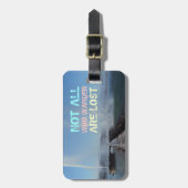 bagagelabel "Niet iedereen die wander kwijt is" (Voorkant verticaal)