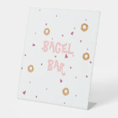 "BAGEL BAR" | Schattigee witte harten & Bagels Reclamebord Met Voetstuk (Voorkant)