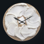 Bagel en Cream Cheese Novelty Grote Klok<br><div class="desc">Klokjes voor nieuwe kaasmakerij ...  leuke voedselklokken uit Ricaso ...  ideaal voor je keuken en zal nog jaren een sprekend punt zijn</div>