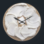 Bagel en Cream Cheese Novelty Grote Klok<br><div class="desc">Klokjes voor nieuwe kaasmakerij ...  leuke voedselklokken uit Ricaso ...  ideaal voor je keuken en zal nog jaren een sprekend punt zijn</div>