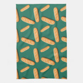 Baguette bread pattern on a green background theedoek (Verticaal)