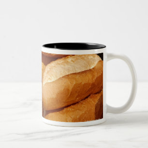 Baguette, brood, te koop op straat door hawker. tweekleurige koffiemok