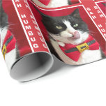 Bah Humbug Tuxedo Cat Christmas Wrapping Paper Cadeaupapier<br><div class="desc">Dit kerstinpakpapier is zo schattig. Op het papier staat de Peaches the Tuxedo Cat met haar tong naar buiten. De woorden "BAH HUMBUG" verschijnen langs de boven- en zijkanten van het papier op een feestelijke rode achtergrond. Dit inpakpapier voegt een beetje humor toe aan de vakantie. Copyright peachesthetuxedocat</div>